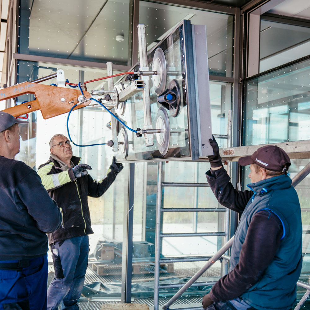 Arbeiter bauen Fenster ein